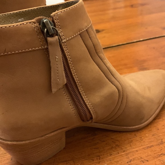 Camel suede angle boot, barely worn. Size 6.5M - Picture 4 of 4